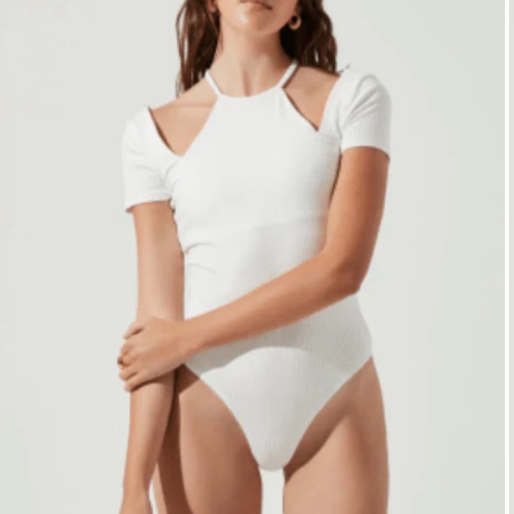 ASTR REEDLEY HALTER NECK CUTOUT BODYSUIT IN WHITE size S NWT